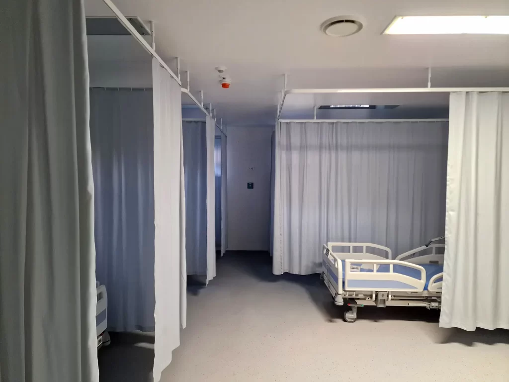 Draperie medicală antibacteriană pentru separarea paturilor
