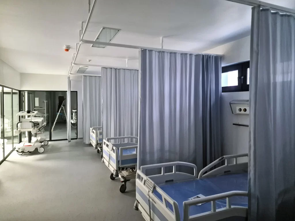 Console suspendate pentru montajul șinelor medicale în plafon