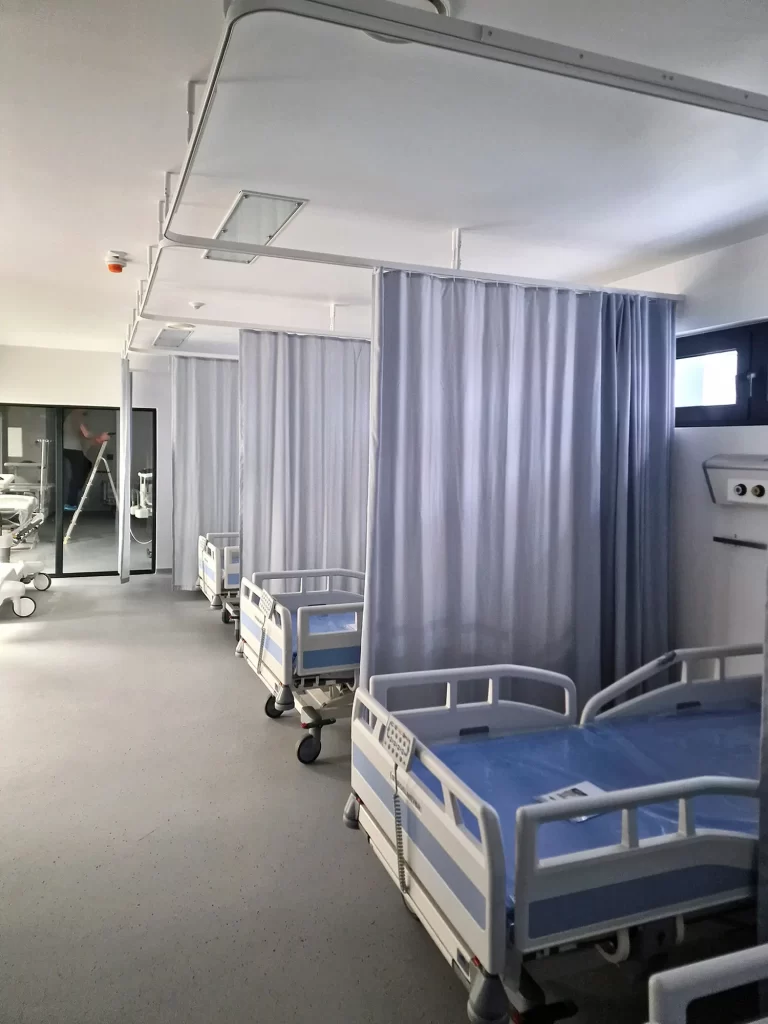 Interior salon medical cu draperii antibacteriene și șine