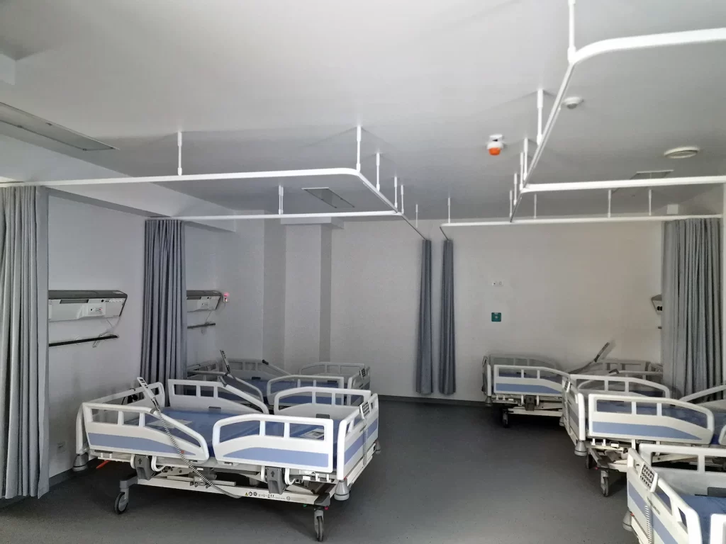 Salon multi-pat cu draperii medicale antibacteriene și șine