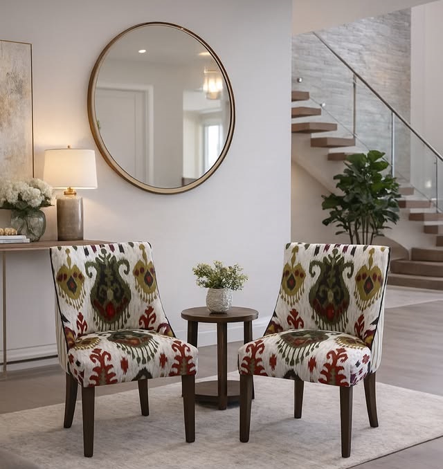 Scaune tapitate cu material decorativ multicolor MALACA, într-un interior contemporan.