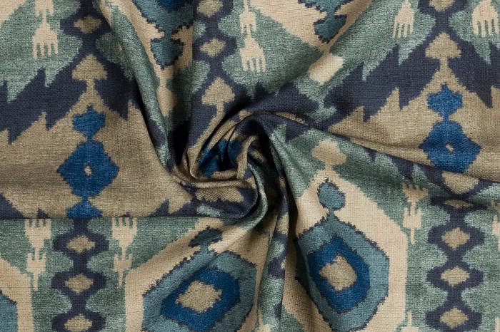 Detaliu material tapițerie ikat TANIR Blue, textură de bumbac și cromatică în tonuri de albastru și bej