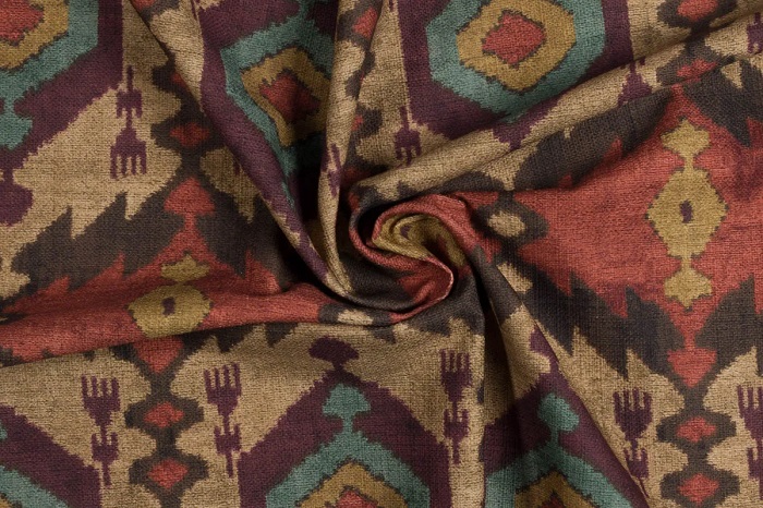 Detaliu țesătură decorativă ikat TANIR Brown, textură de bumbac și cromatică brun, ocru și accente închise