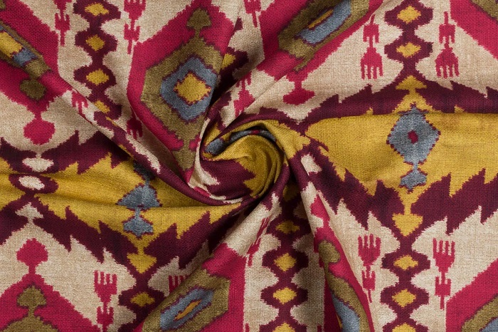 Detaliu de desen ikat pe material decorativ pentru tapițerie TANIR Red, contrast cromatic și textură naturală