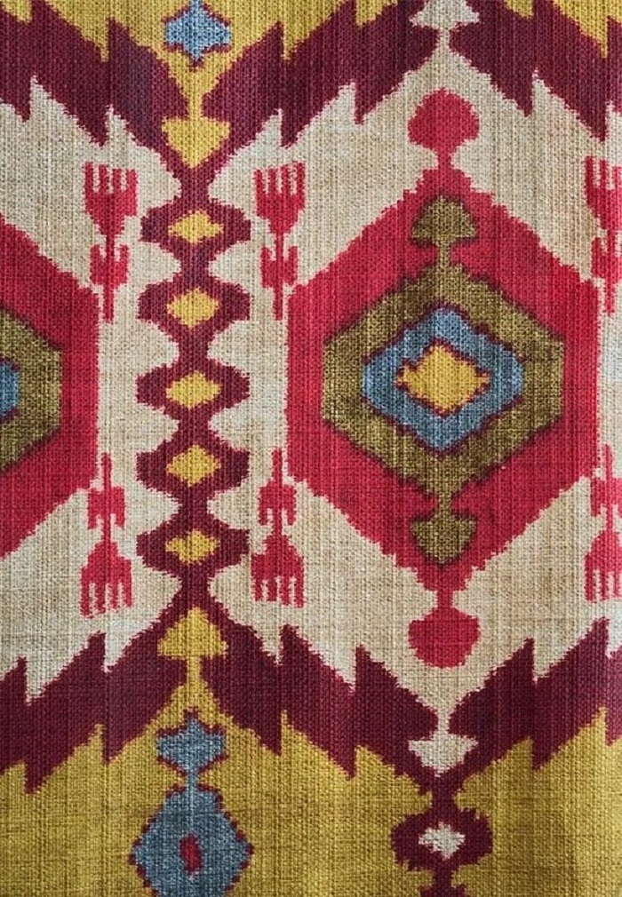 Detaliu material decorativ pentru tapițerie TANIR Red, textură de bumbac și desen ikat cu impact vizual