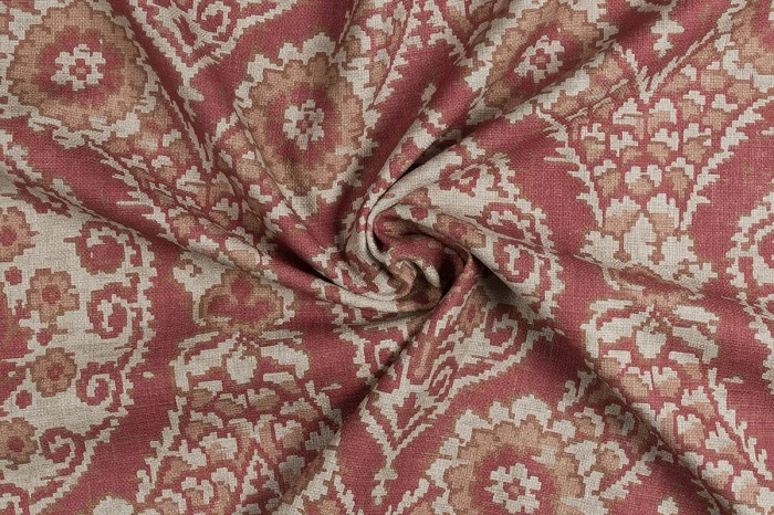 Detaliu de textură pentru tapițerie clasică Sahar Red cu motiv damasc