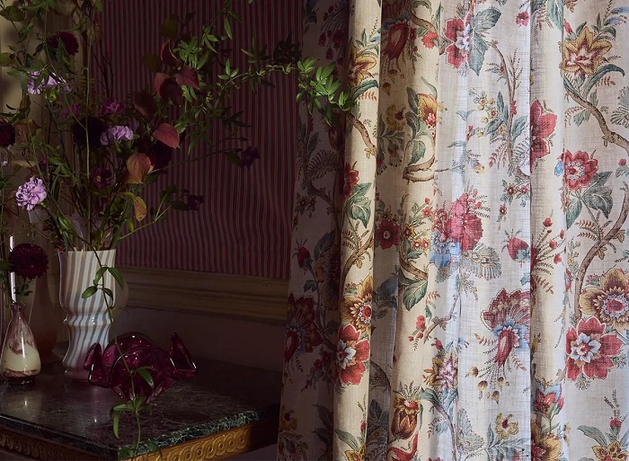 tesatura decorativa clasica Clotilde Red folosita pentru draperii intr-un interior clasic