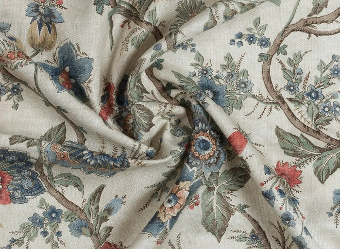 detaliu tesatura decorativa cu motiv floral Clotilde Blue – textura si drapaj