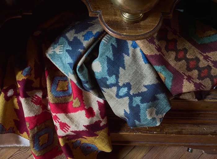 Țesături ikat pentru tapițerie din colecția TANIR, în variante cromatice blue, brown și red