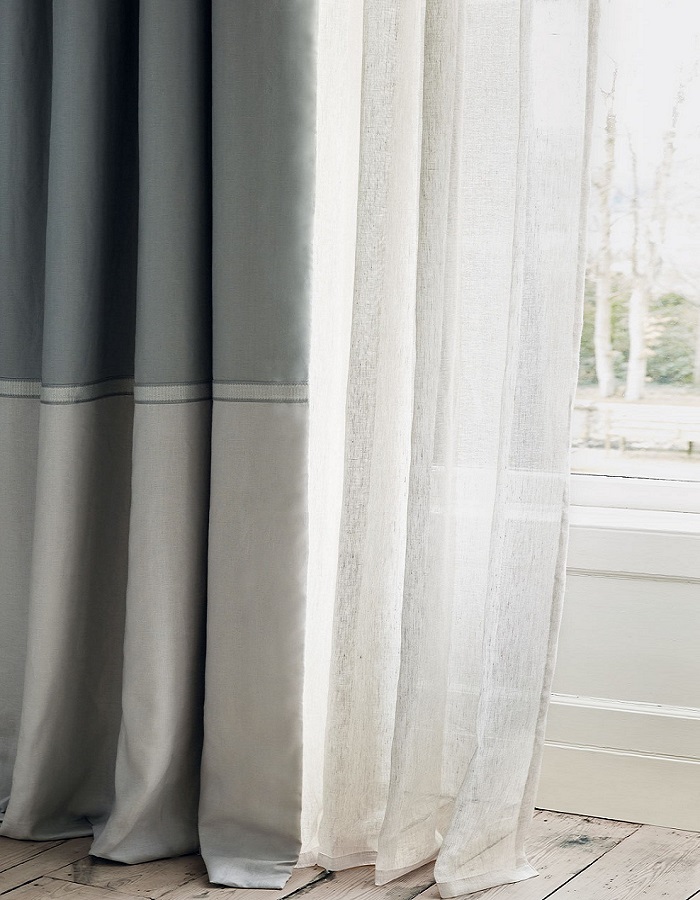 Perdea din in Ivory într-un interior luminos, filtrând natural lumina ferestrei