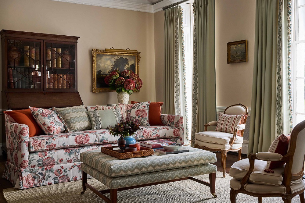 material tapiterie floral Artissima Coral Pink utilizat pentru canapea clasica in living elegant