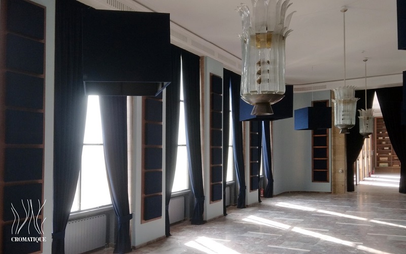 draperii ignifuge și panouri textile acustice într-un spațiu public