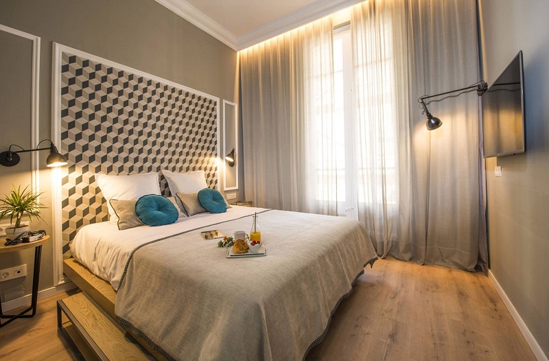 perdea ignifugă într-o cameră de hotel, lumină naturală