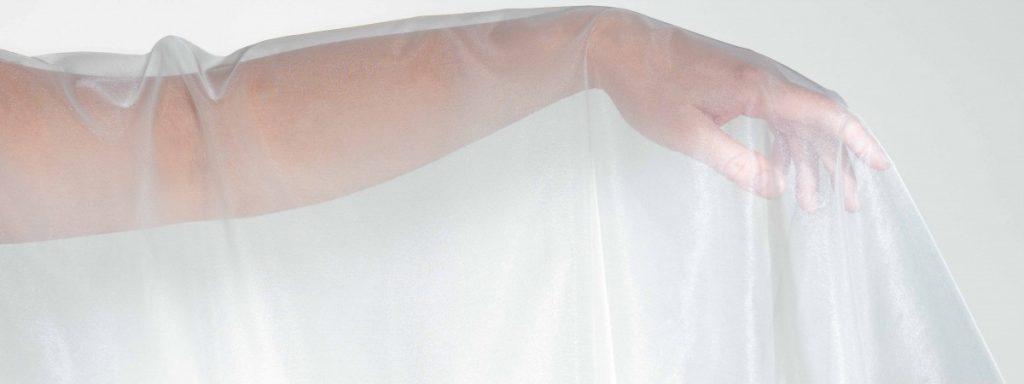 detaliu material voal ignifug transparent cu reflexie discretă