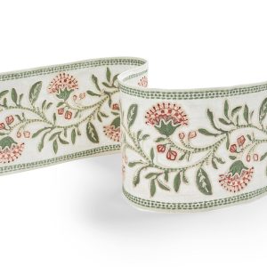 Bandă decorativă Camellia Trail Braid Coral Sky din 100% in, cu broderie florală verde și coral pe fond ivoire