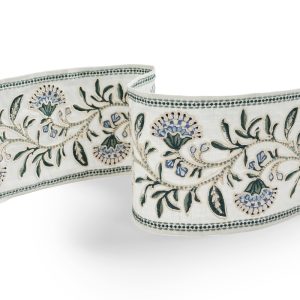 Bandă decorativă Camellia Trail Braid Blue Green din 100% in, cu broderie florală verde și albastră pe fond ivoire