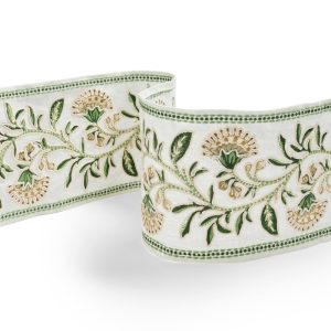 Bandă decorativă Camellia Trail Braid Gilded Ivy din 100% in, cu broderie florală verde și auriu pe fond ivoire