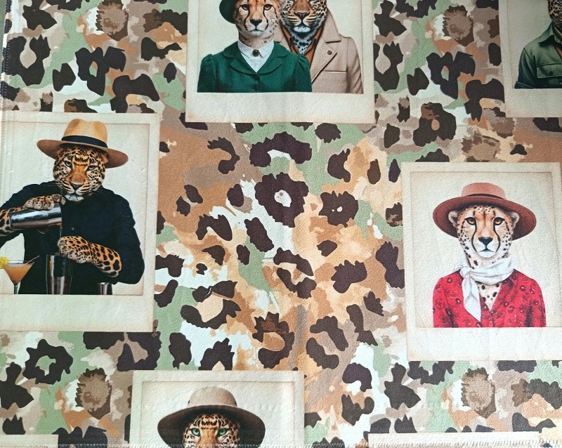 Catifea din colecția Amazon, cu print abstract în tonuri de verde, caramel, roz stins și brun