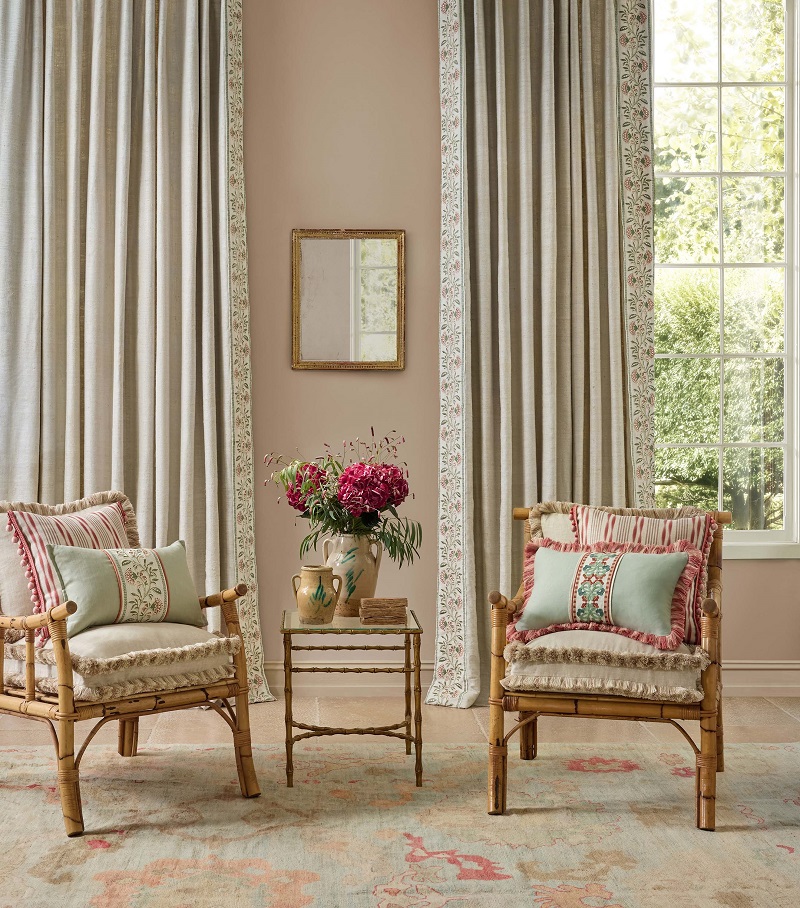 Draperii din in decorate vertical cu banda decorativa cu broderie florala