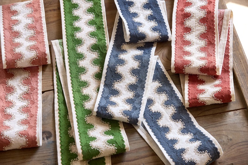 Benzi brodate decorative din in 100% in diverse culori