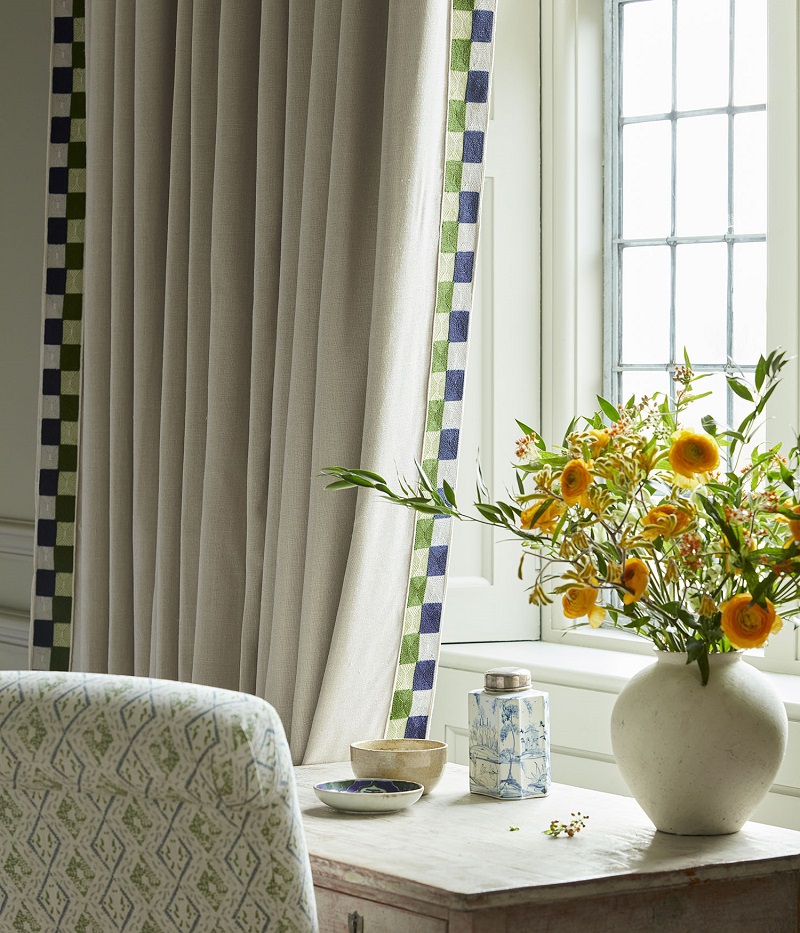 Draperie ivoire cu bandă decorativă geometrică în verde și albastru