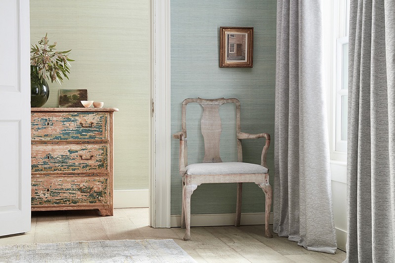 Draperie simplă în ton gri deschis, cu textură și cădere amplă, într-un interior elegant