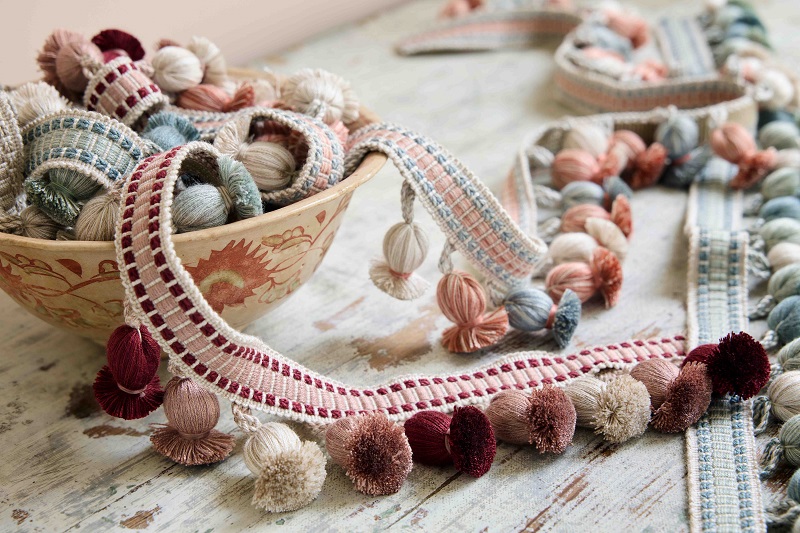 Benzi decorative, ciucuri și finisaje textile în nuanțe de roz, bleu, ivoire și burgundy