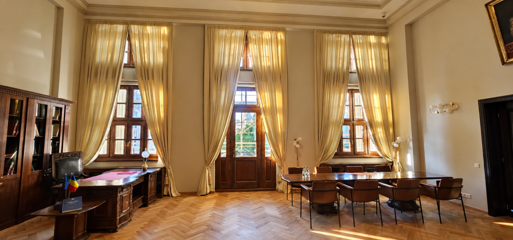 Draperii la comandă în Sala de reprezentare a Universității din București