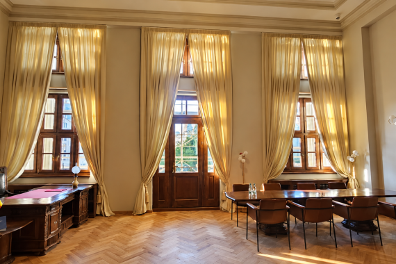 Draperii la comandă în Sala de reprezentare a Universității din București